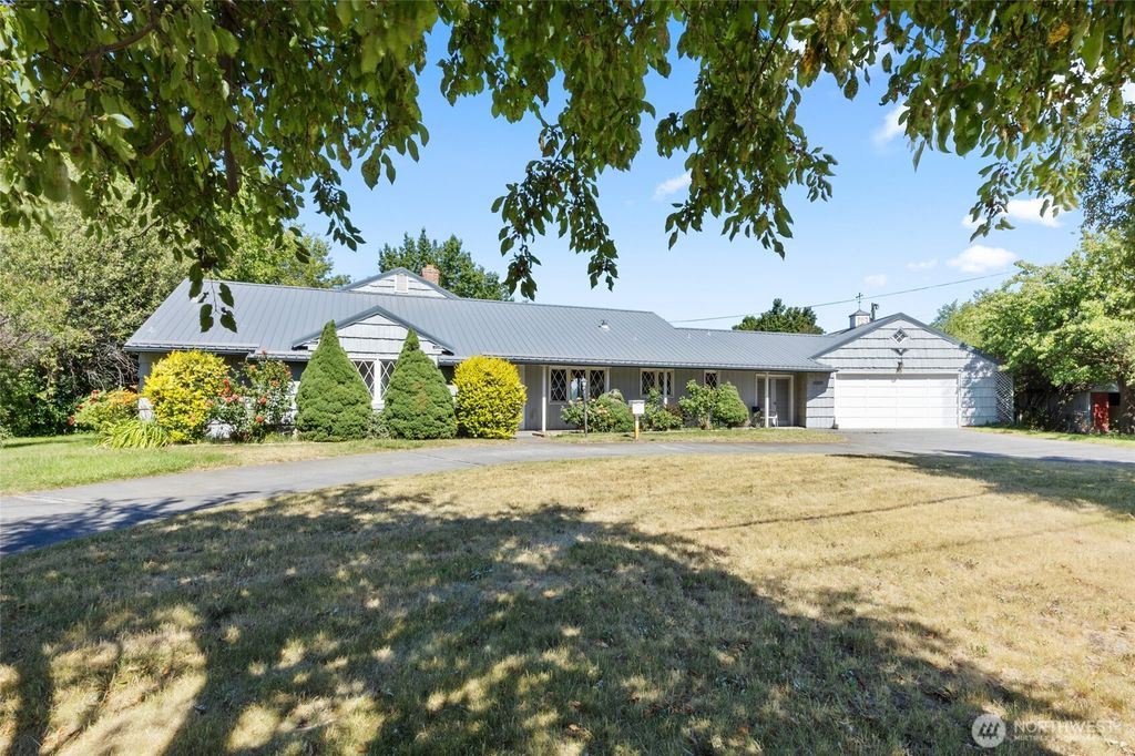 Photo of 2009 Westshore Drive, Moses Lake, WA 98837 (MLS # 2543898)