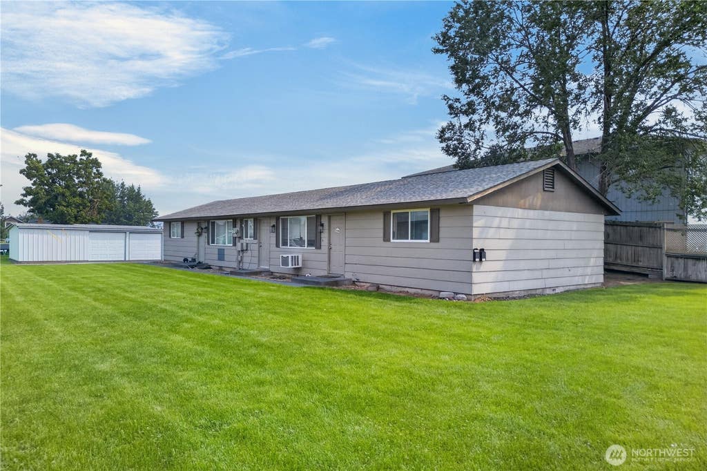 Photo of 1141 1143 Cascade Avenue, Moses Lake, WA 98837 (MLS # 2568461)