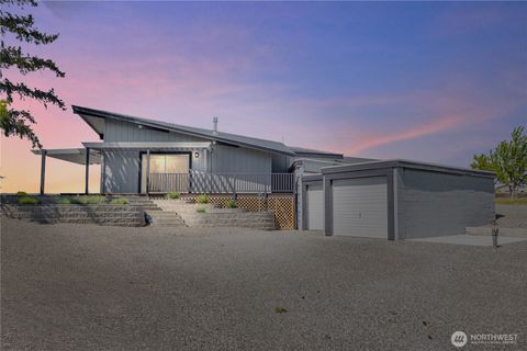 Photo of 412 Apple Place SW, Mattawa, WA 99349 (MLS # 2513882)