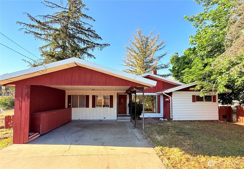 Photo of 201 E Dewberry, Omak, WA 98841 (MLS # 2519472)