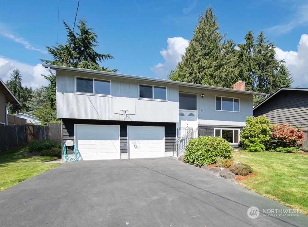 Photo of 19243 16th Avenue NE, Lake Forest Park, WA 98155 (MLS # 2077572)