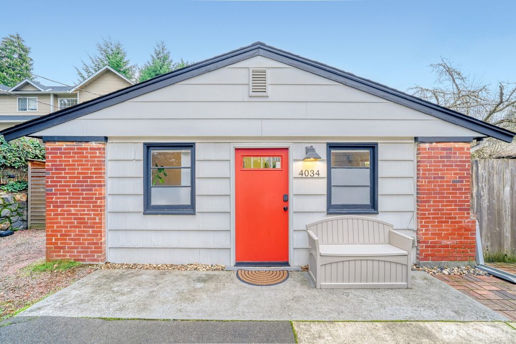 Photo of 4034 NE 109th Street, Seattle, WA 98125 (MLS # 2467394)