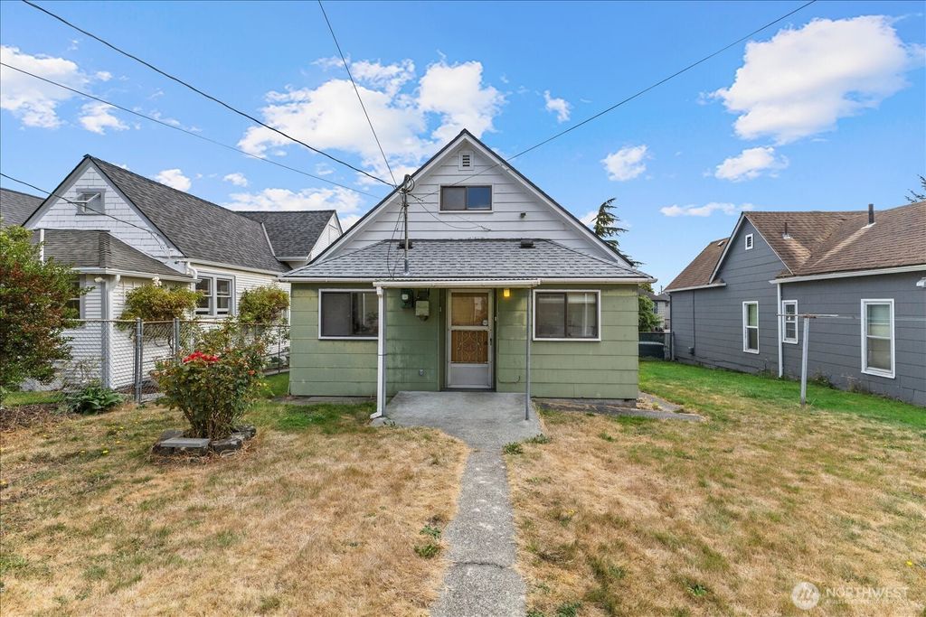 Photo of 2310 Rockefeller Avenue, Everett, WA 98201 (MLS # 2434162)