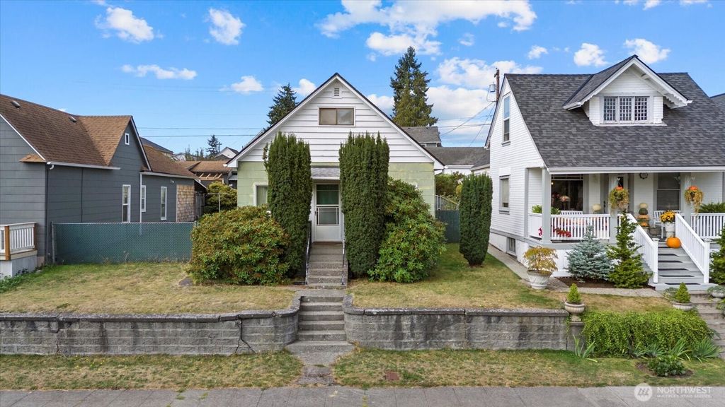 Photo of 2310 Rockefeller Avenue, Everett, WA 98201 (MLS # 2434162)