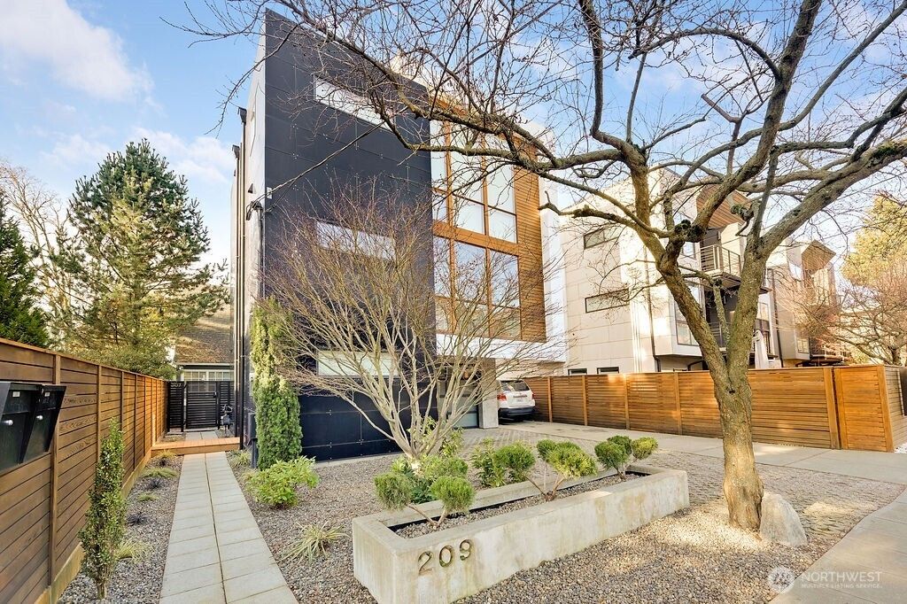 Photo of 209 12th ave E Ave, Seattle, WA 98102 (MLS # 2476183)