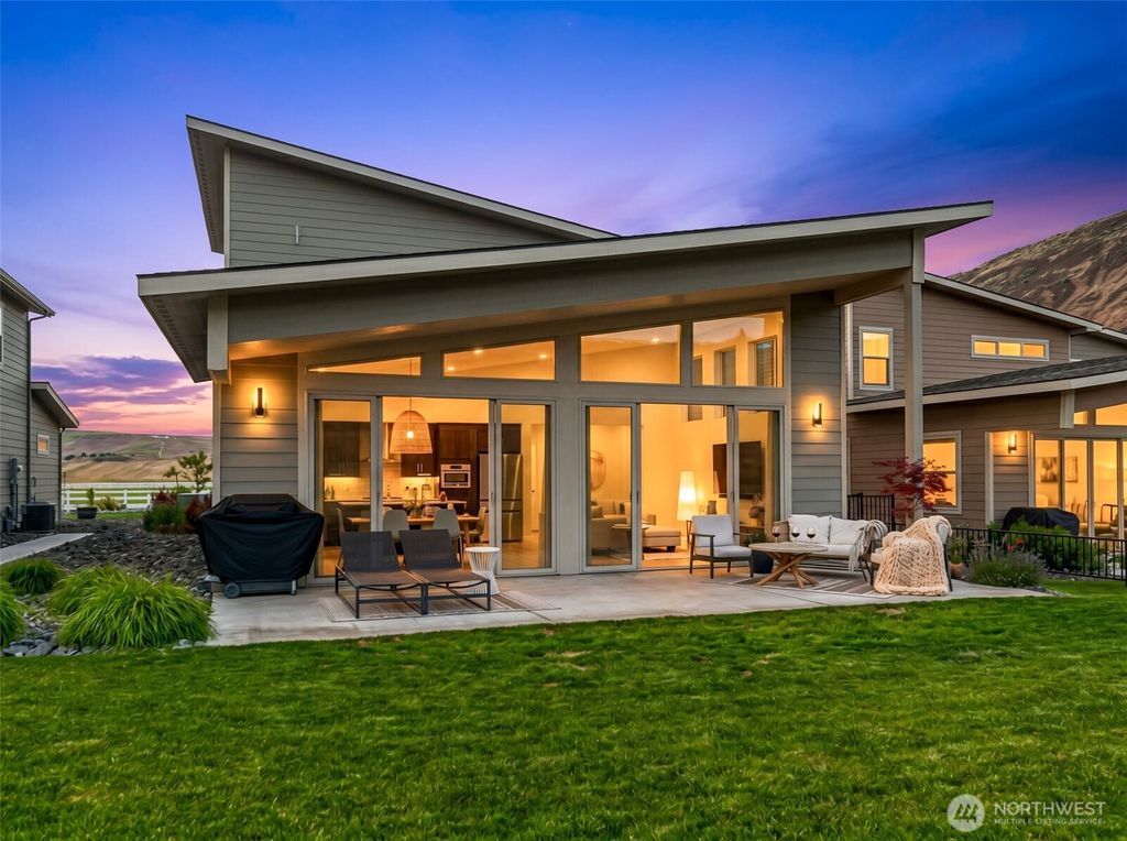 Photo of 9779 Ridgeview Drive NW, Quincy, WA 98848 (MLS # 2521581)