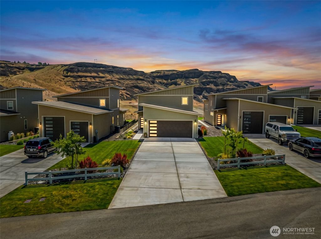 Photo of 9779 Ridgeview Drive NW, Quincy, WA 98848 (MLS # 2521581)