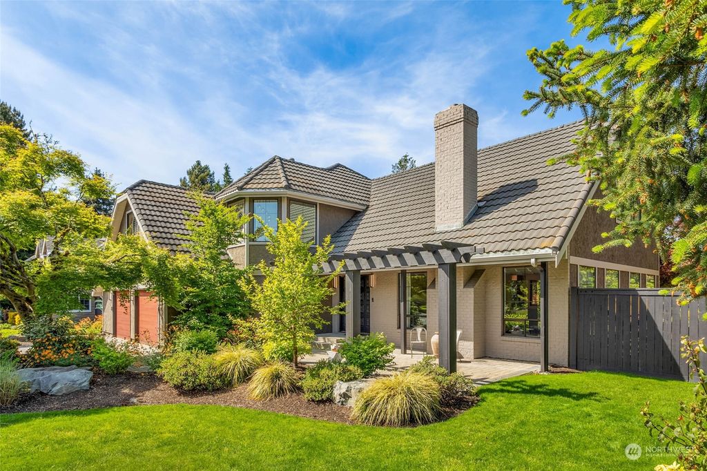 Photo of 4 Tulalip Key Ky, Bellevue, WA 98006 (MLS # 2234824)