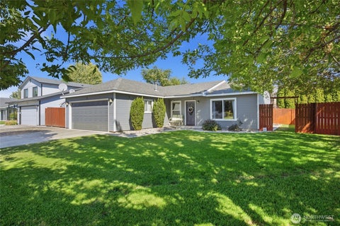 Photo of 329 E Belair Drive, Moses Lake, WA 98837 (MLS # 2575453)