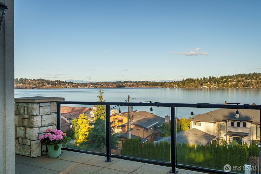 Photo of 15517 Lake Shore Boulevard NE, Lake Forest Park, WA 98155 (MLS # 2509392)