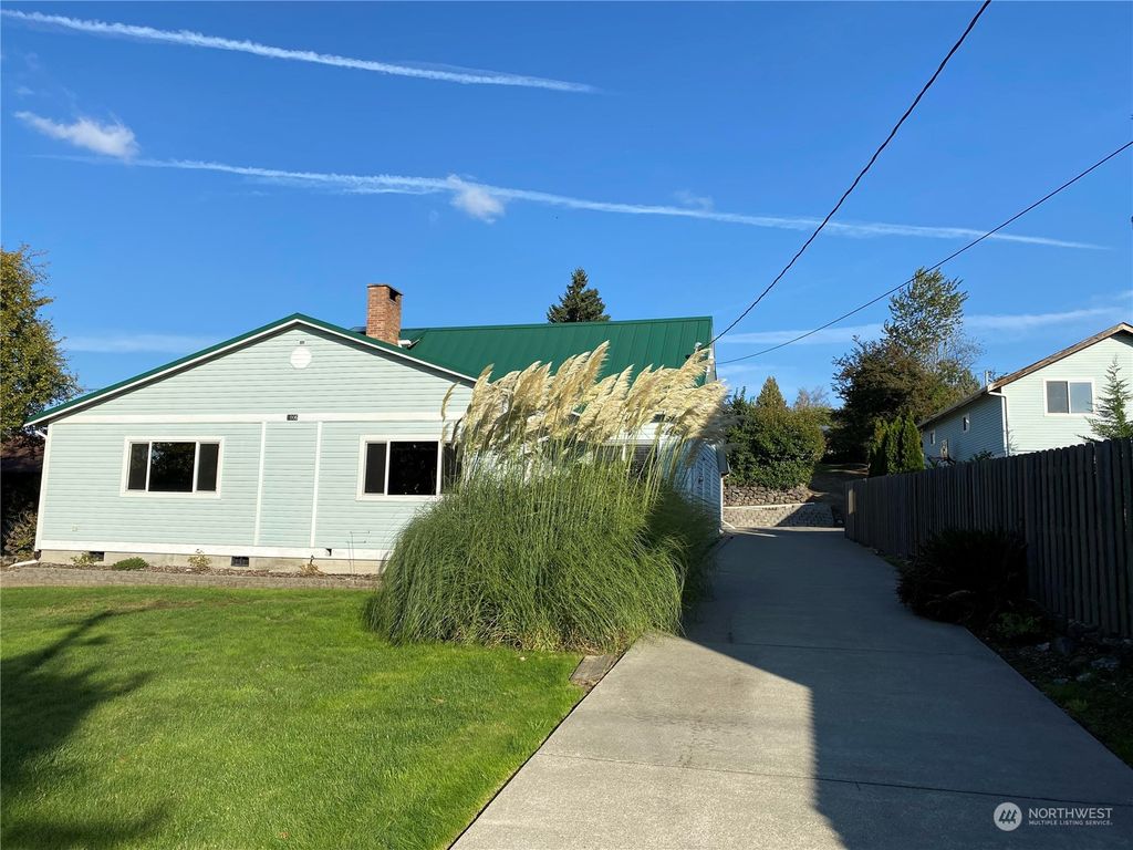 Photo of 1006 15th Ave Ave, Milton, WA 98354 (MLS # 2167792)
