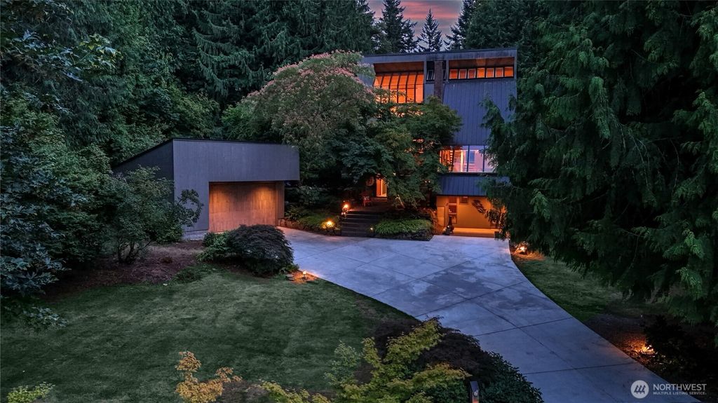 Photo of 14229 SE 213th Street, Kent, WA 98042 (MLS # 2435113)