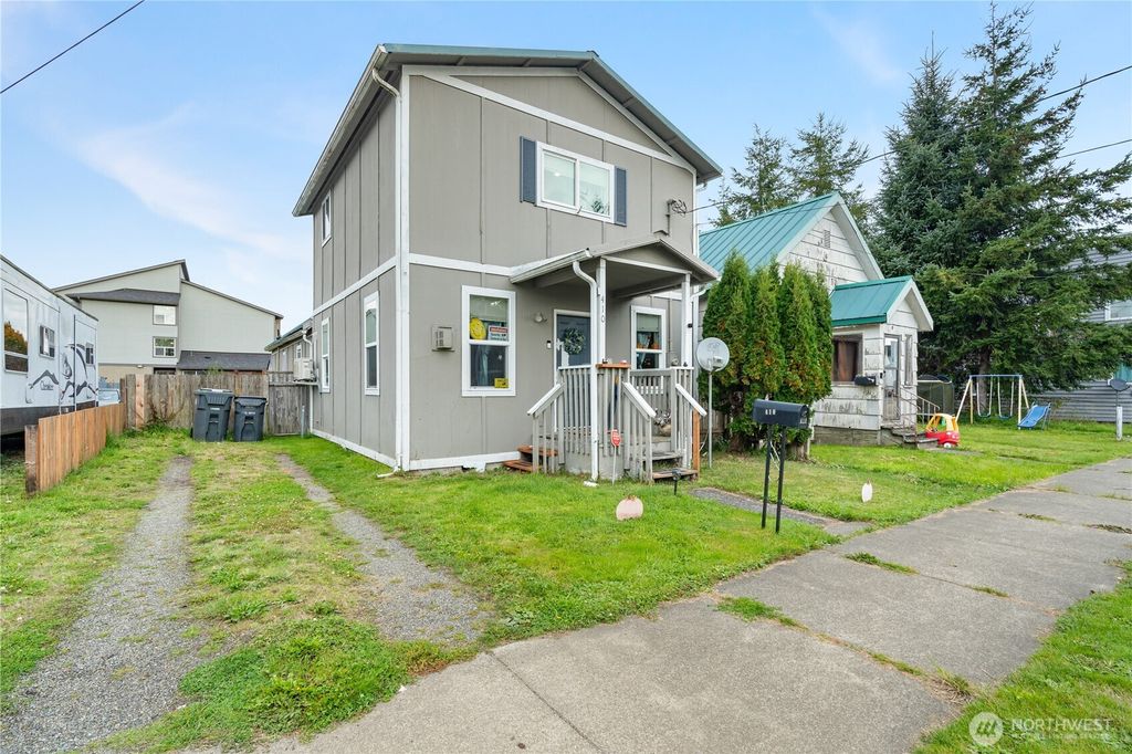 Photo of 410 11th Street, Hoquiam, WA 98550 (MLS # 2439987)
