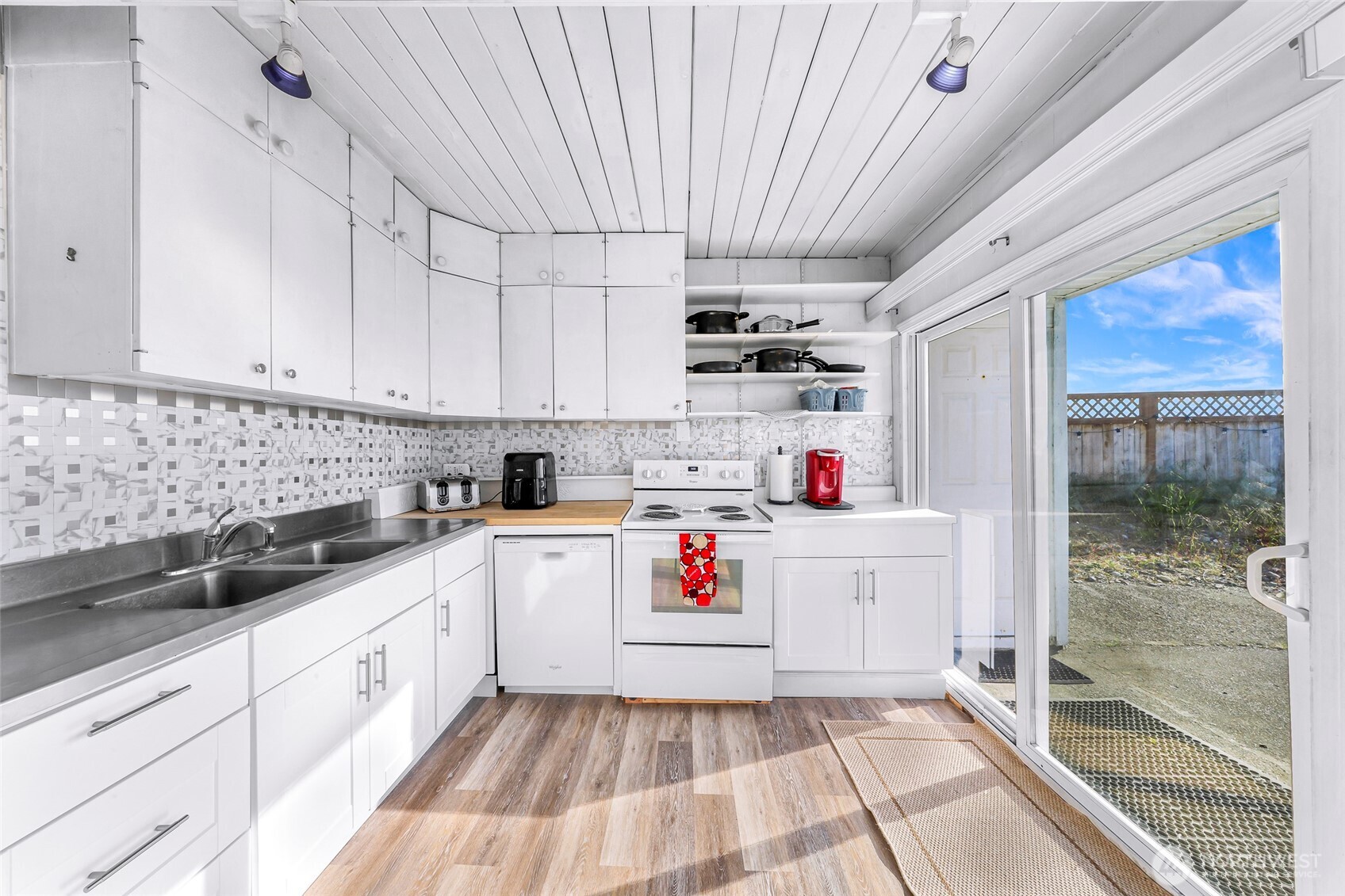 Blaine, Washington 98230, United States, 2 Bedrooms Bedrooms, ,1 BathroomBathrooms,Residential,Active,137424