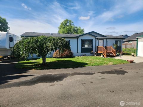 Photo of 226 Lexington Avenue, Kelso, WA 98626 (MLS # 2447136)