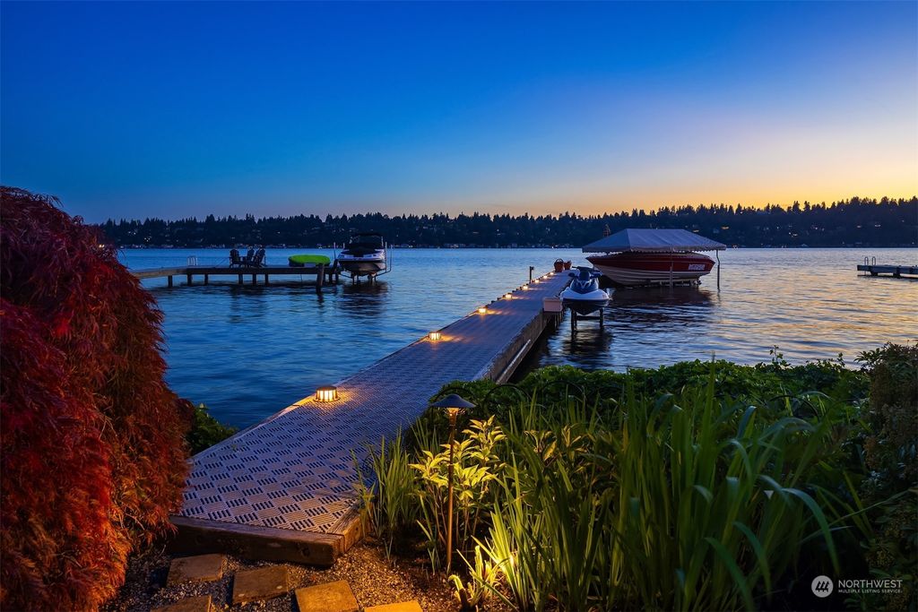 Photo of 13415 Holmes Point Drive NE, Kirkland, WA 98034 (MLS # 2287218)