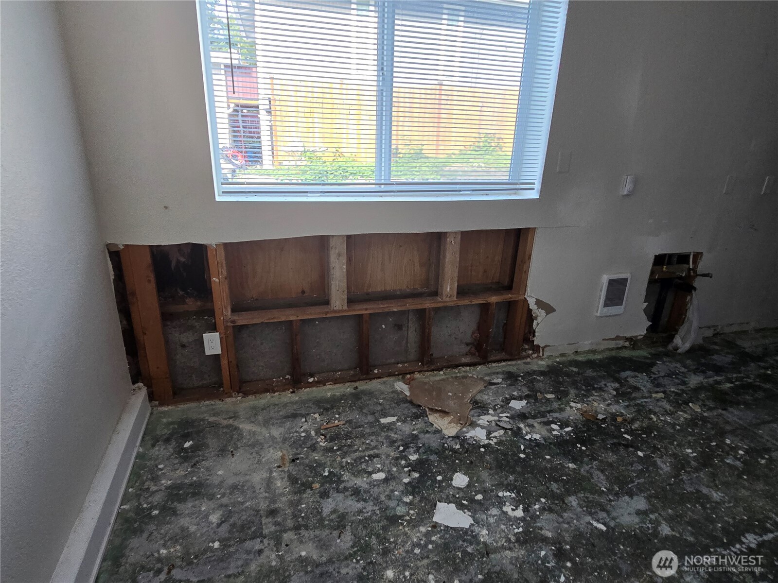 Seattle, Washington 98106, United States, 2 Bedrooms Bedrooms, ,2 BathroomsBathrooms,Residential,Active,221358