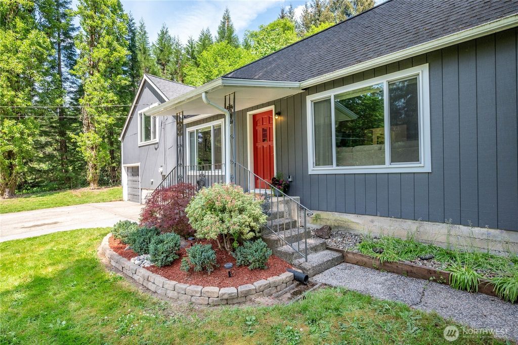 Photo of 1304 Coal Creek Road, Longview, WA 98632 (MLS # 2522475)