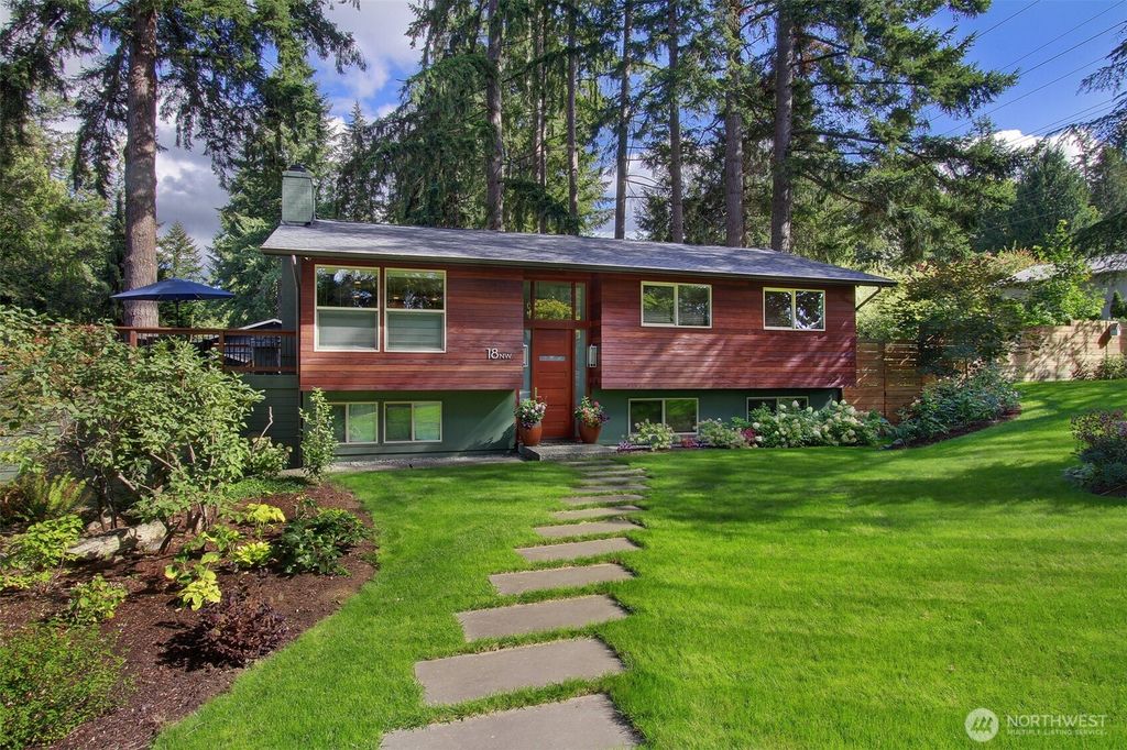 Photo of 18 Mt Olympus Drive NW, Issaquah, WA 98027 (MLS # 2335396)