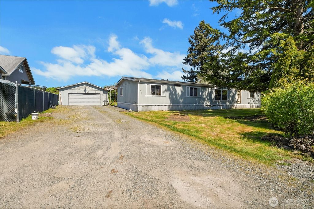 Photo of 415 4th Avenue N, Algona, WA 98001 (MLS # 2516090)
