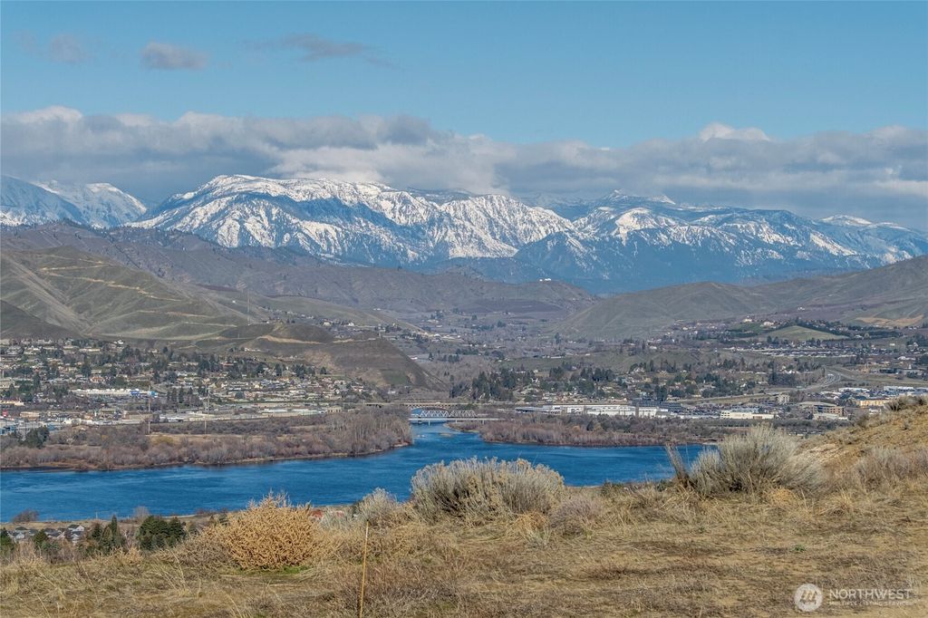 Photo of 621 Upper Daniels Drive, East Wenatchee, WA 98802 (MLS # 2486210)