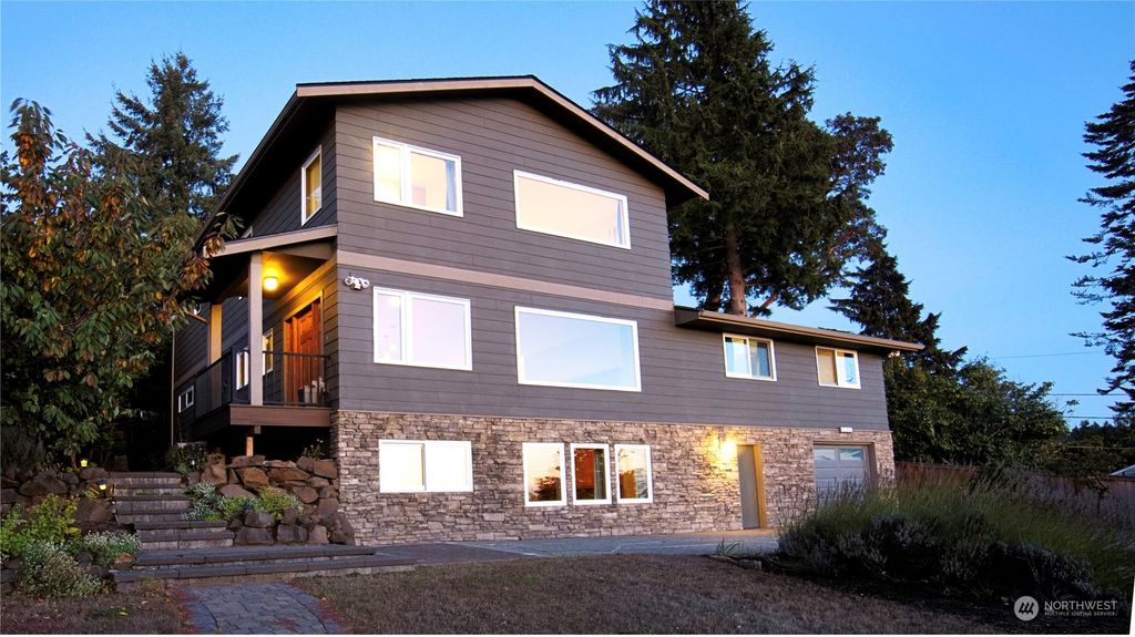 Photo of 12112 25th Avenue SW, Burien, WA 98146 (MLS # 1959225)