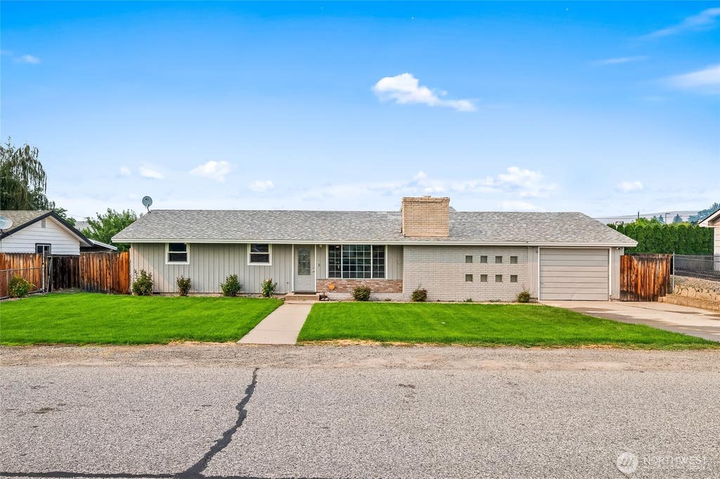 Photo of 203 SE 1st ST, East Wenatchee, WA 98802 (MLS # 2566126)