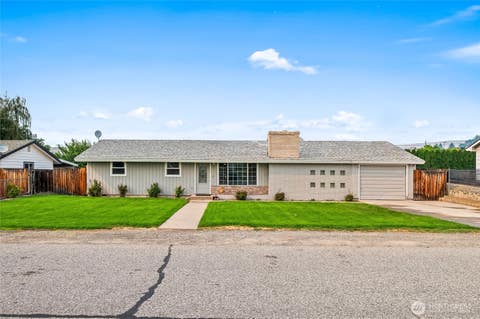 Photo of 203 SE 1st ST, East Wenatchee, WA 98802 (MLS # 2566126)