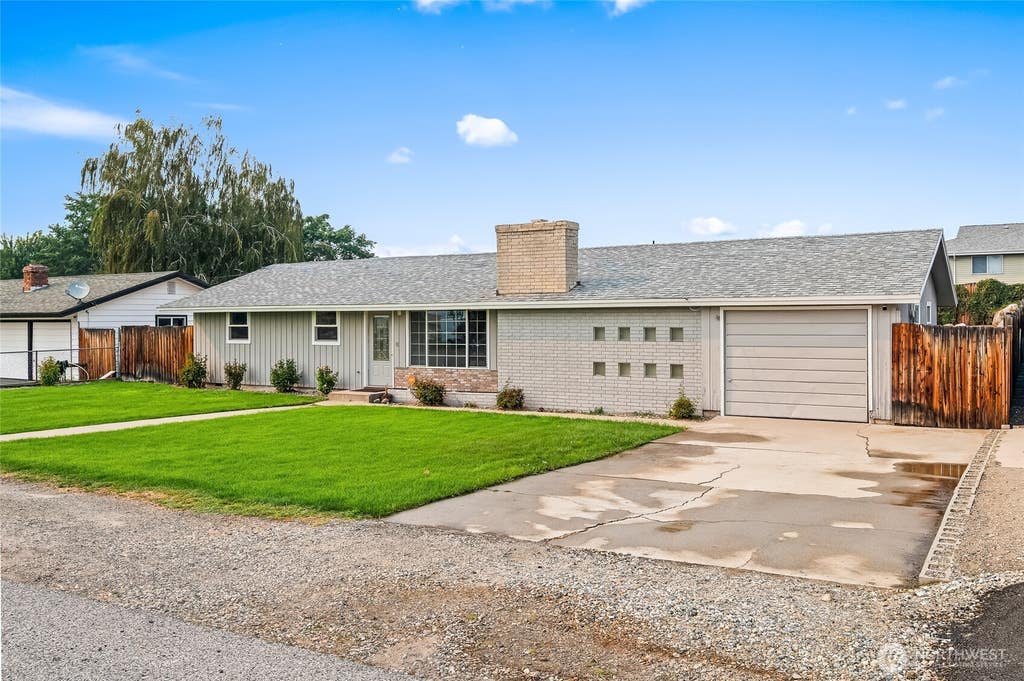 Photo of 203 SE 1st ST, East Wenatchee, WA 98802 (MLS # 2566126)