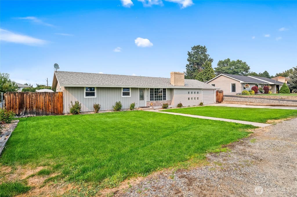 Photo of 203 SE 1st ST, East Wenatchee, WA 98802 (MLS # 2566126)