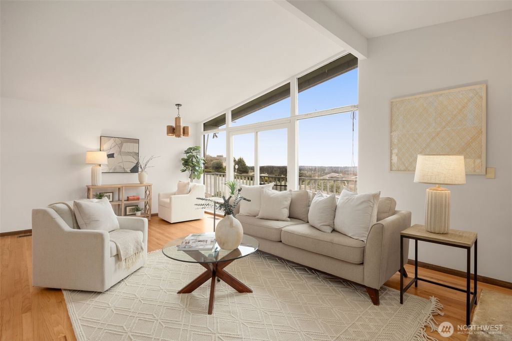 Photo of 4360 Somerset Boulevard SE, Bellevue, WA 98006 (MLS # 2490378)