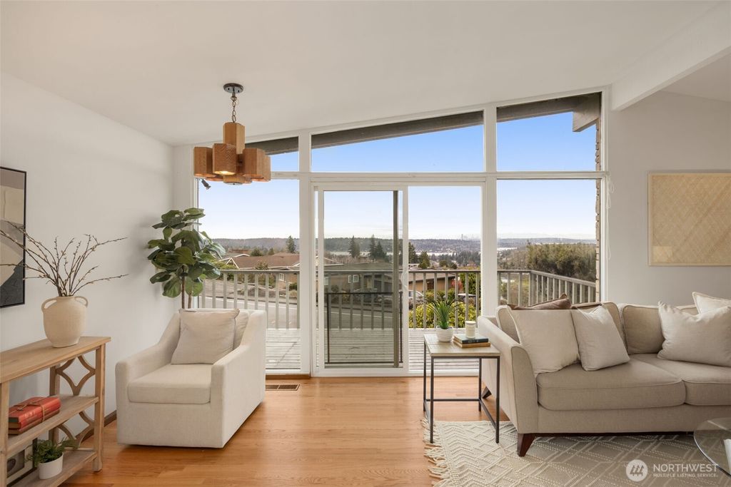 Photo of 4360 Somerset Boulevard SE, Bellevue, WA 98006 (MLS # 2490378)