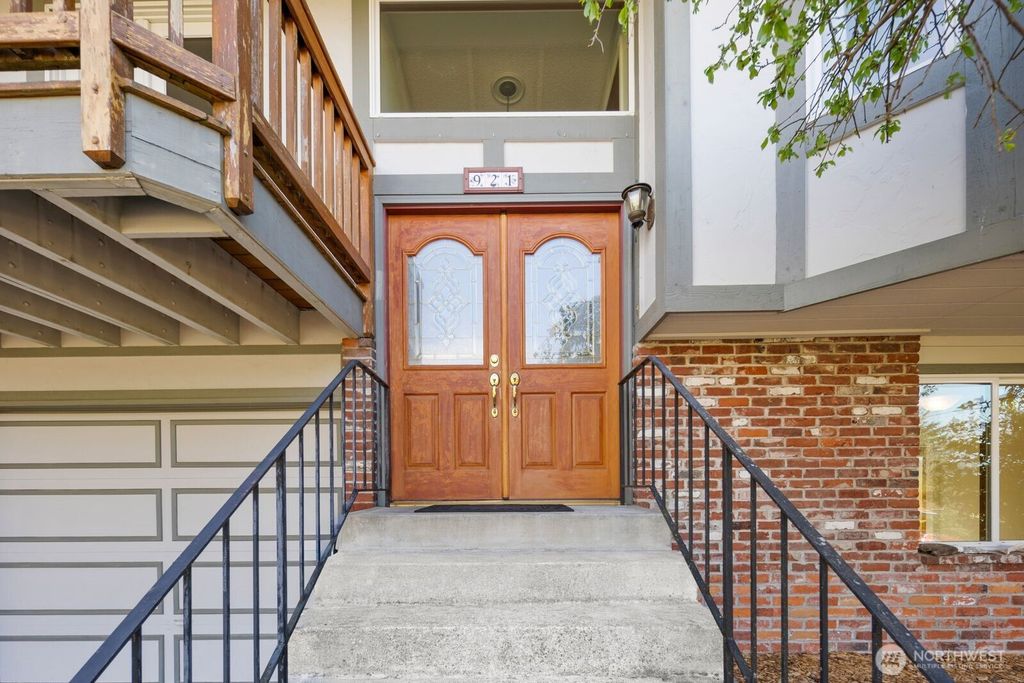 Photo of 921 S Magnolia Ln, Tacoma, WA 98465 (MLS # 2504170)