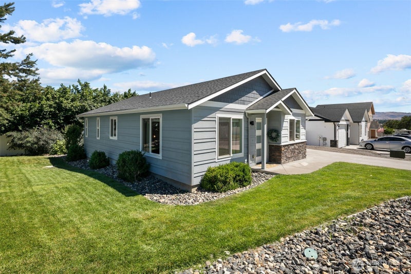 576 SEBASTIAN WAY