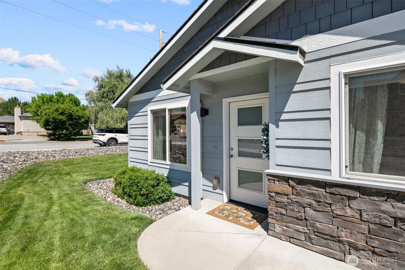 576 SEBASTIAN WAY
