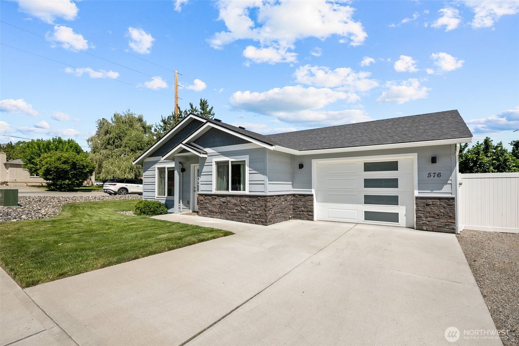 Photo of 576 SEBASTIAN WAY WAY, Wenatchee, WA 98801 (MLS # 2545252)
