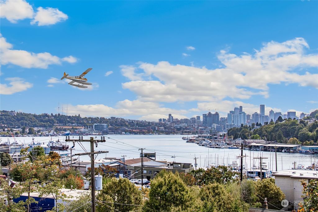 Photo of 952 N 35th Street #202, Seattle, WA 98103 (MLS # 2211554)