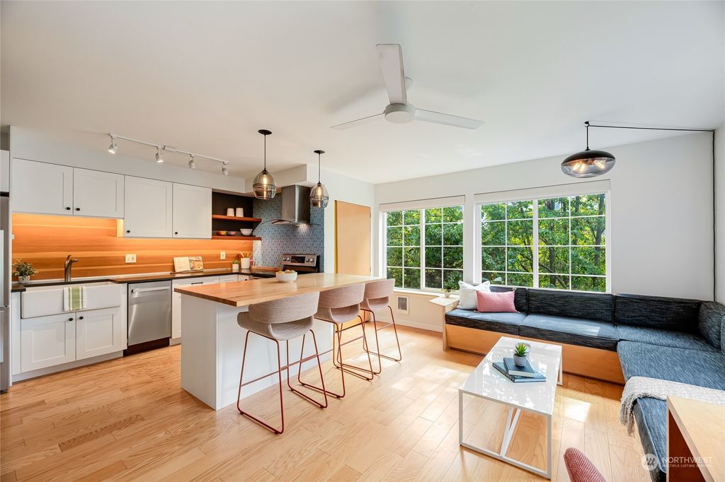 Photo of 952 N 35th Street #202, Seattle, WA 98103 (MLS # 2211554)