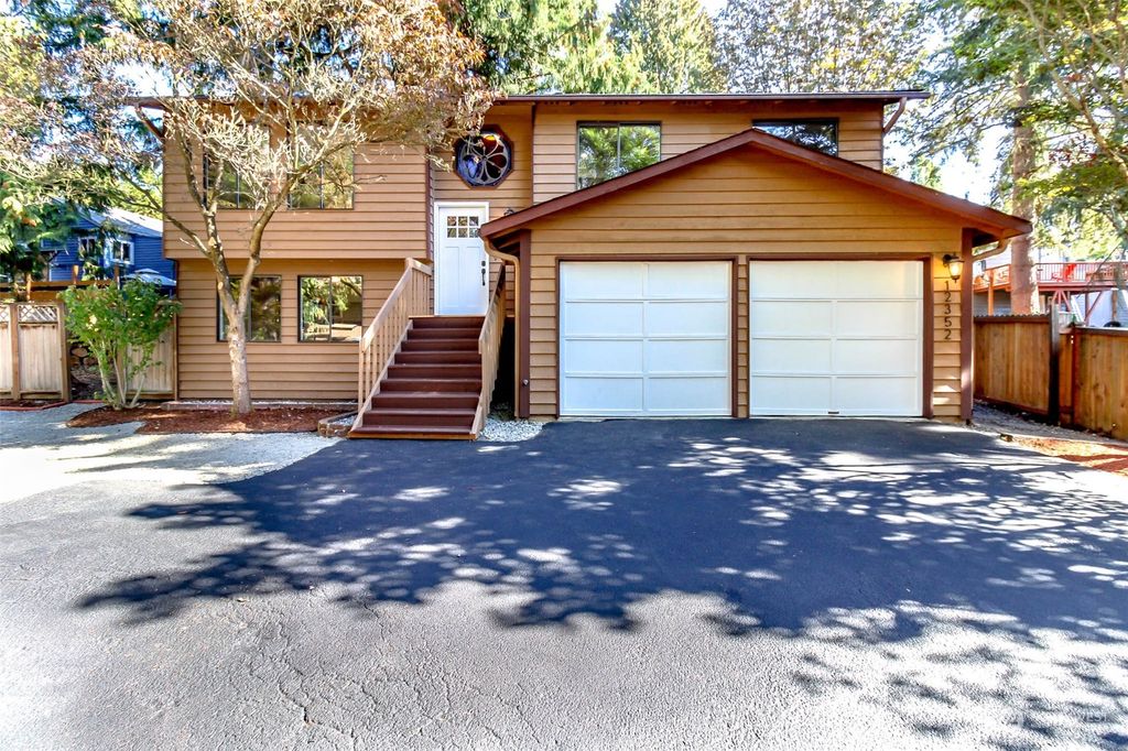 Photo of 12352 35th Avenue NE, Seattle, WA 98125 (MLS # 2007925)