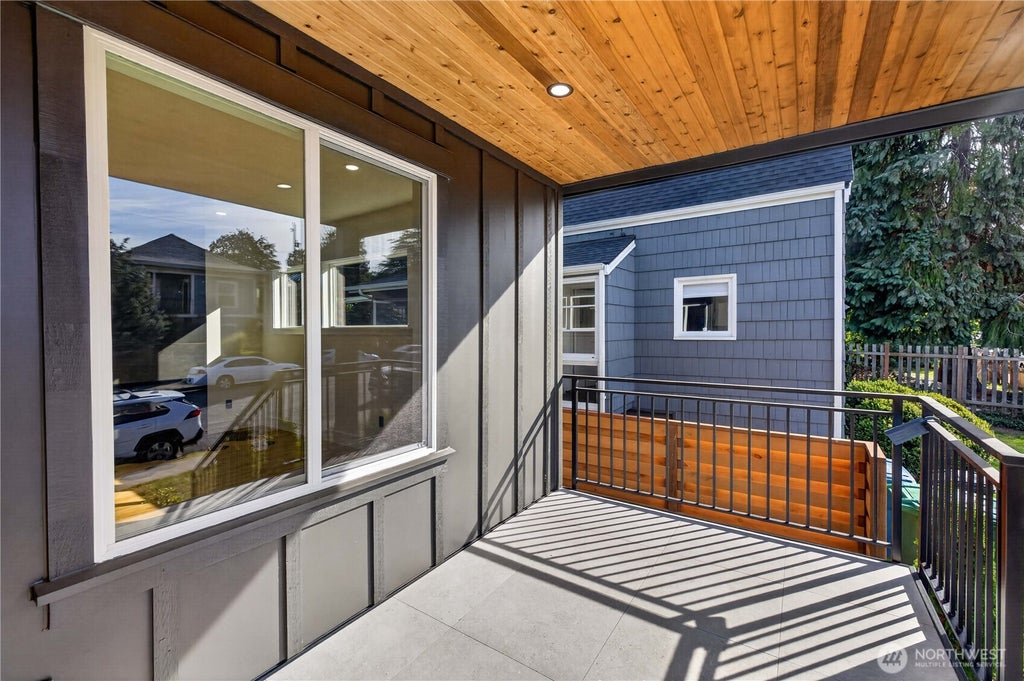 Photo of 5520 Brooklyn Avenue NE, Seattle, WA 98105 (MLS # 2592022)