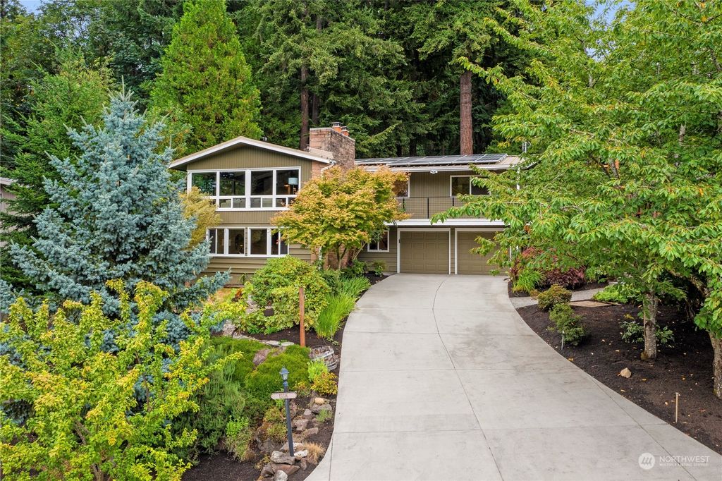 Photo of 15516 70th Avenue NE, Kenmore, WA 98028 (MLS # 2269465)