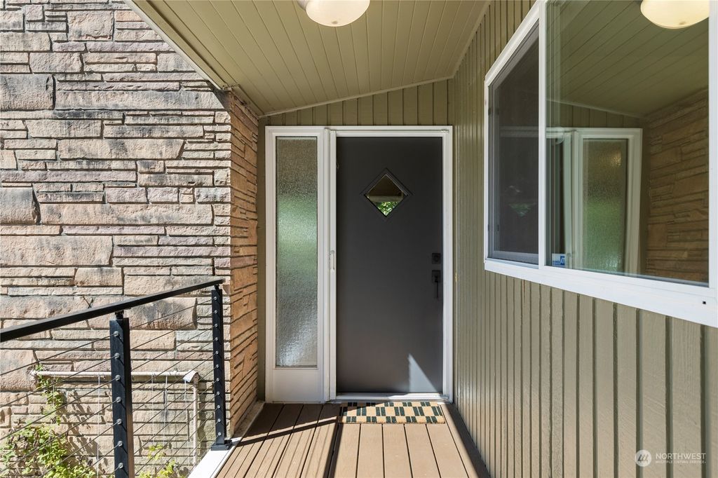 Photo of 15516 70th Avenue NE, Kenmore, WA 98028 (MLS # 2269465)