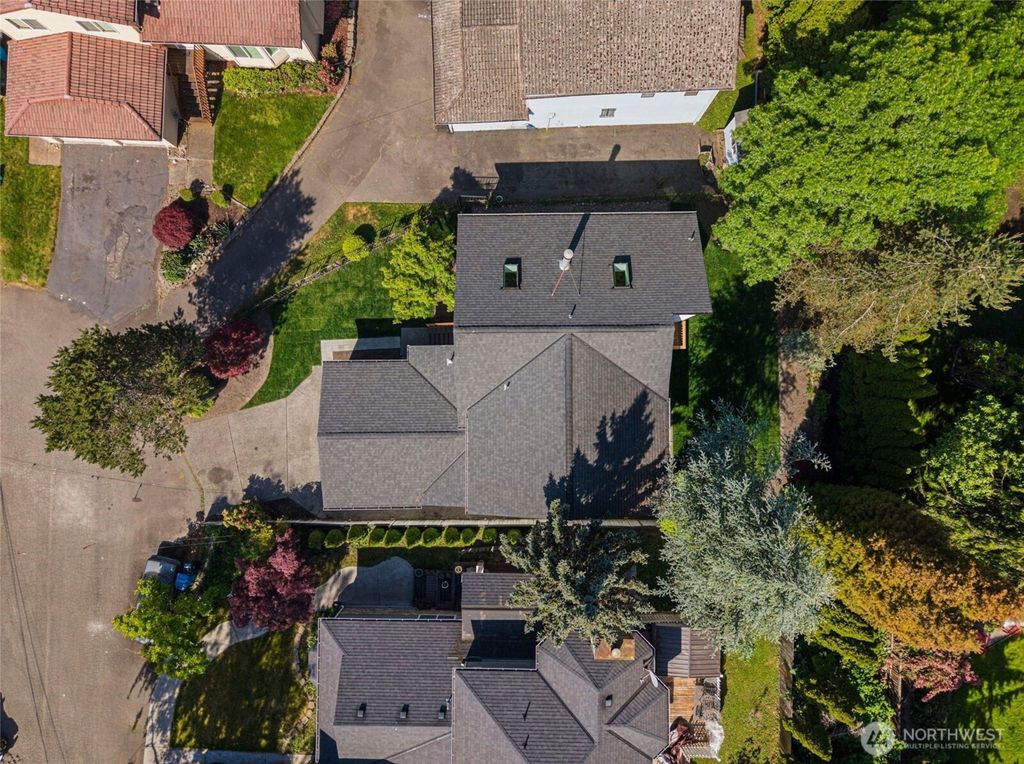 Photo of 1116 NE 150th Court, Shoreline, WA 98155 (MLS # 2530356)
