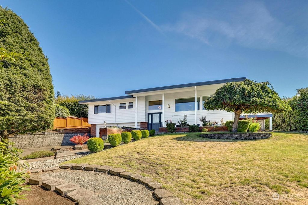 Photo of 13445 SE 43st Street, Bellevue, WA 98006 (MLS # 2282892)