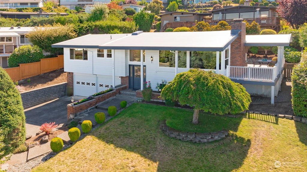 Photo of 13445 SE 43st Street, Bellevue, WA 98006 (MLS # 2282892)