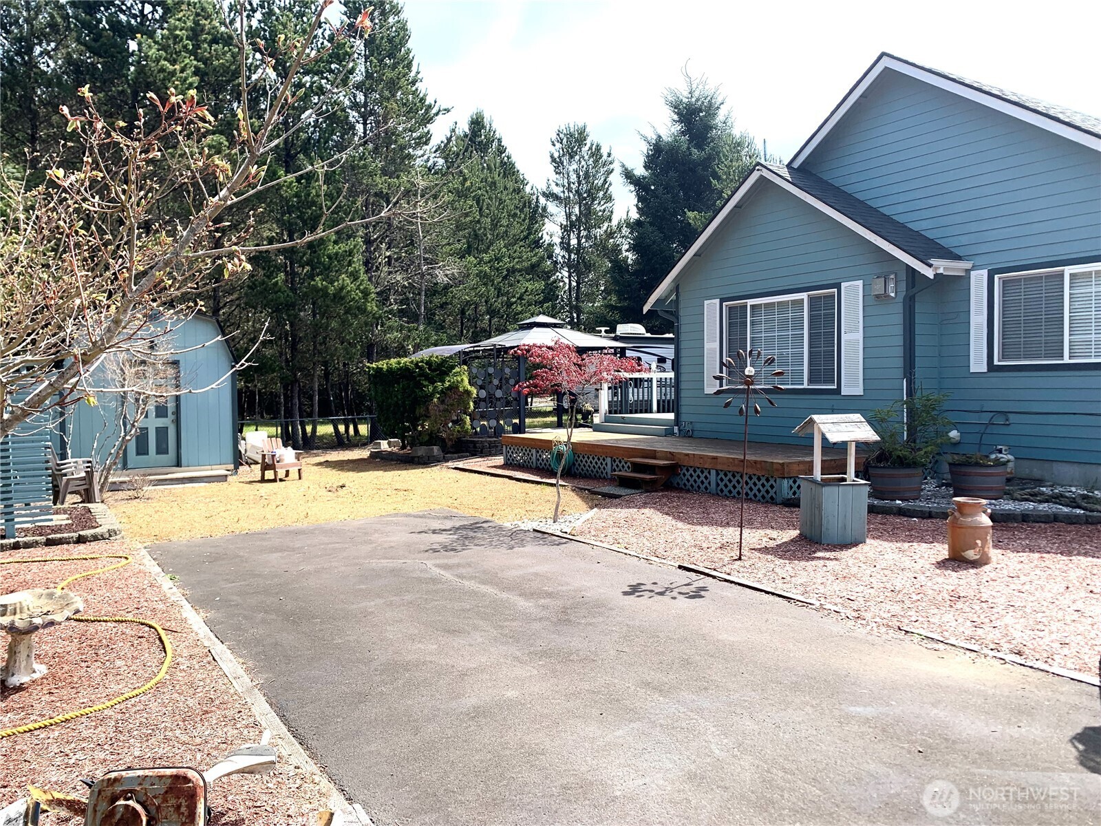 419 Lake West Loop NE