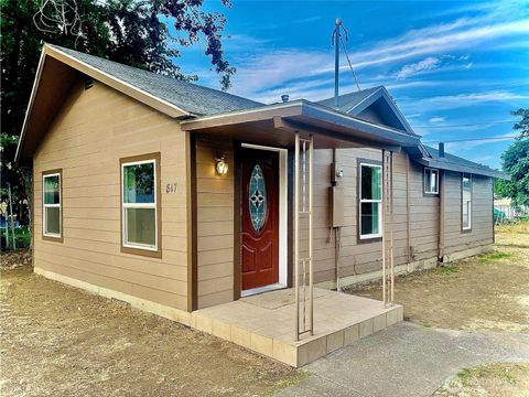 Photo of 817 Perkins Street, Milton-Freewater, OR 97862 (MLS # 2488980)