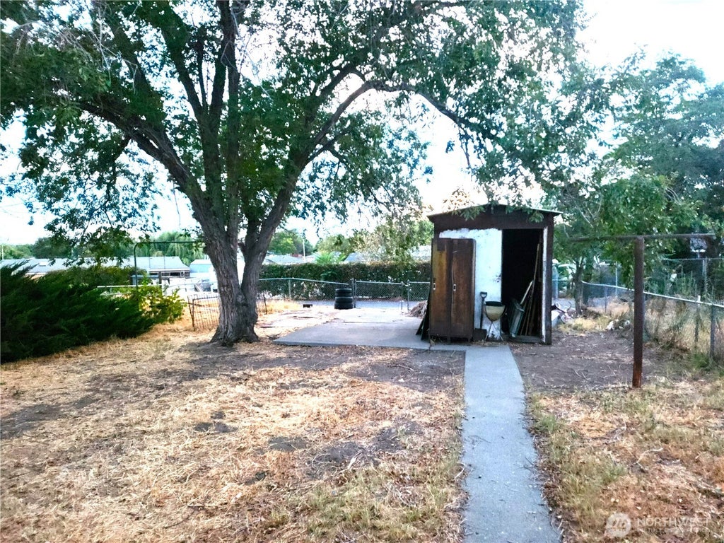 Photo of 530 S Elm Avenue, Pasco, WA 99301 (MLS # 2581163)