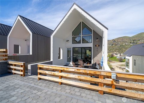 1414 Cottage Lane, Chelan, WA 98816 - MLS#: 2339882