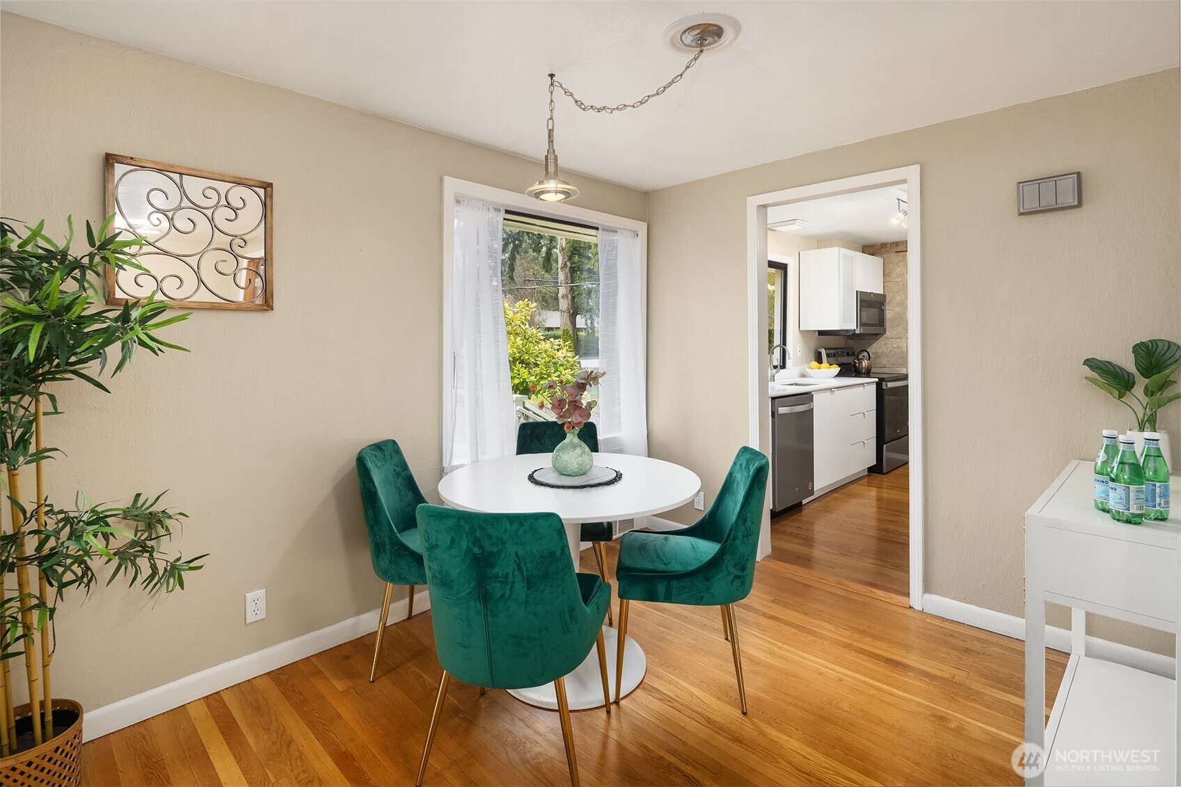 Burien, Washington 98166, United States, 4 Bedrooms Bedrooms, ,2 BathroomsBathrooms,Residential,Active,96566